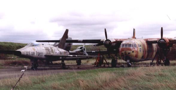 North American F-100D Super Sabre et Noratlas