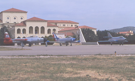 La cour d' honneur de Salon de Provence recevait les diffrents types d'avions sous couleurs de la Patrouille de France