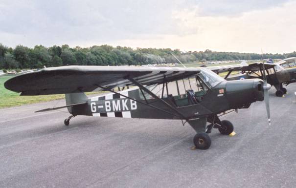 Piper "Super Cub " Anglais dans une dcoration trs spciale