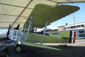 La rplique exacte du Breguet XIV, F-AZBP, ralis et prsent en vol par une association de la rgion de Clermont-Ferrand 