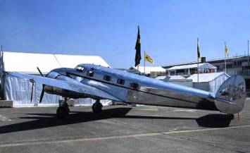 Le rare et resplendissant Lockheed 12 du clbre journaliste aronautique Franais, Monsieur Bernard Chabbert.