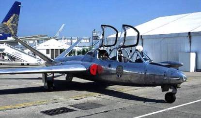 Ce Fouga CM 170 Magister, dcor aux couleurs de Patrouille de France, tait propos pour des baptme de lair pendant le Paris Airshow!