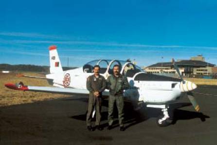 Le Major Gromicho et le Capitaine Hungria Teixeira  devant le Epsilon N 1401 vus  Tarbes le 23 janvier 1989