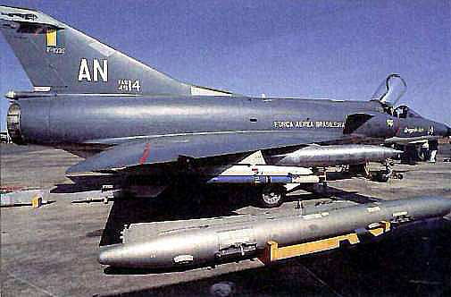 Ce F-103E FAB 4914 montre son missile  AIM-9B Sidewinder d'exercice et  ses bidons supersoniques de 600 litres 