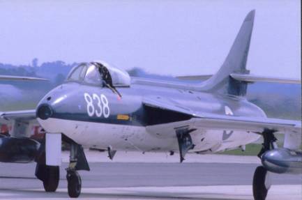 Derek Morter le leader se dirigeant vers l'entre de piste au meeting de Yeovilton Air Day 1980