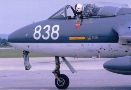 Derek Morter le leader se dirigeant vers l'entre de piste au meeting de Yeovilton Air Day 1980