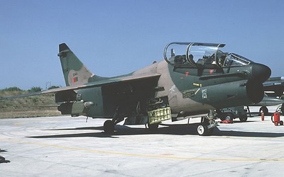 Un Vought TA-7P en camouflage wrap-around - FAP