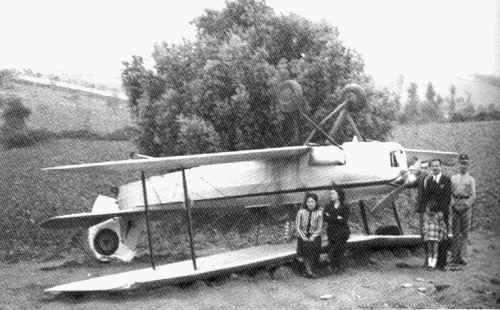 le Stampe SV4 N 370 Matricule civil OO-APR, lquipage constitu par Clestin Guiamme Dsir Verbraeck et Henri Mathieu George Reuter. Cet appareil et son quipage partirent de Moissac effecturent une dernire escale  Dax et atterrirent le 20 Juin 1940 au Portugal. Les deux aviateurs militaires trouvrent la mort en combat au sein des forces allies en Lybie.  Doc : Mais Alto