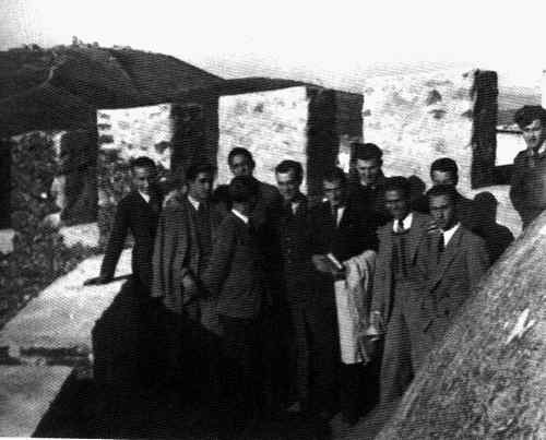 Lquipage du Blenheim V BA829 du 614Th Army Coperation Squadron de la RAF ,  F/O Peter de Wesselow, Sergent Ivor Self et Wilfred Bunting effectue en janvier 1943 en costume civil la visite des murailles de Elvas avec des tudiants portugais.  Doc : Mais Alto