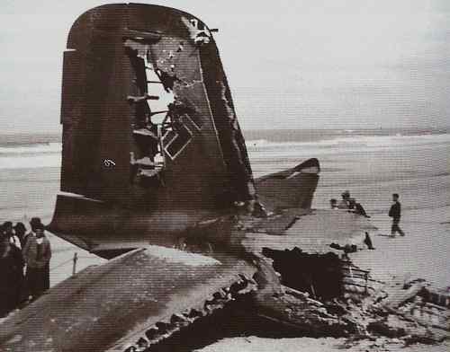 Les restes dun Focke Wulf FW 200 Condor, touch aux moteurs par le vaisseau britannique  HMS Imperialist, le  commandant de bord connaissait le Portugal ayant livr un Junkers 52 en Dcembre 1936, le lieutenant Siegfried Gall mit le feu  son appareil.  Doc : Mais Alto