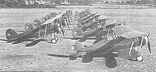 Les 15 Gloster Gladiator II sous couleurs portugaises en instance de livraison en Grande Bretagne, ces avions furent livrs au Portugal en remplacement de Spitfire Mk.I et constiturent l'ossature de la dfense arienne du Portugal neutre durant les premires annes de la seconde guerre mondiale   Doc : Mais Alto