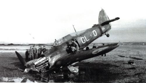 Le Hawker Hurricane Mk.IIb  GL+O en mauvaise posture,accident lors dun exercice de tir  Doc : Mais Alto  