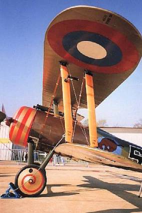  les mats d'ailes et les saumons d'ailes arrondis sont les caractristiques du Nieuport 28