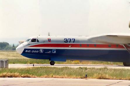 Le Be-200  Marignane vu par Canadairs
