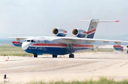 Le Be-200  Marignane vu par Canadairs