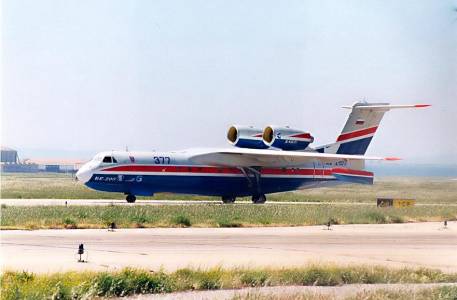 Le Be-200  Marignane vu par Canadairs