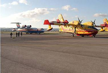 Le Be-200 vu durant la dmonstration de l'appareil  la Base arienne de la Scurit Civile  Marignane, photos : EADS / Watbled