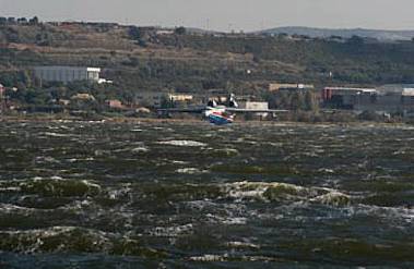 Le Be-200 vu durant la dmonstration de l'appareil  la Base arienne de la Scurit Civile  Marignane, photos : EADS / Watbled