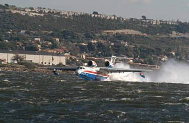 Le Be-200 vu durant la dmonstration de l'appareil  la Base arienne de la Scurit Civile  Marignane, photos : EADS / Watbled