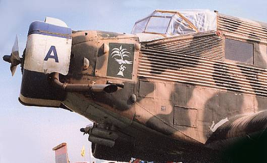  Un junkers 52 remotoris porte les marques de l' Africakorps et un camouflage dsertique
