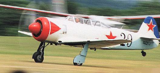  Un Yak-11 haut en couleur
